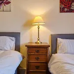 Tallis House, Sleeps 5, Near City Centre, Free Parking, Long Or Short Stays - By Nmb Property
