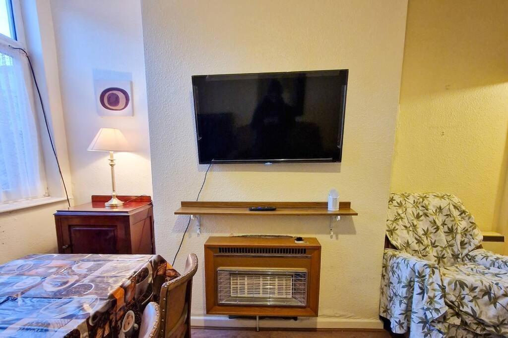Casa de férias Tallis House, Sleeps 5, Near Centre, Free Parking, Long Or Short - By Nmb Manchester