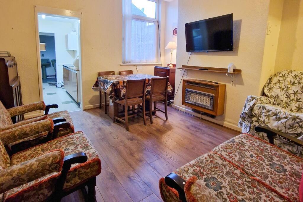 Casa de férias Tallis House, Sleeps 5, Near Centre, Free Parking, Long Or Short - By Nmb Manchester