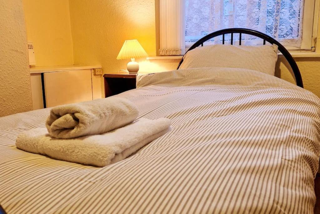 Tallis House, Sleeps 5, Near Centre, Free Parking, Long Or Short - By Nmb Casa de férias Manchester